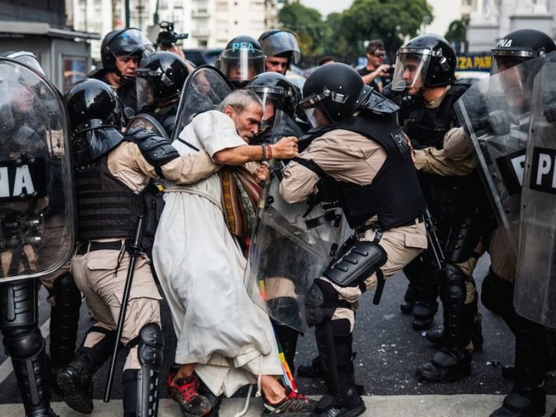Un fotógrafo argentino fue premiado por una impactante imagen de la represión en el Congreso Un fotógrafo argentino fue premiado por una impactante imagen de la represión en el Congreso