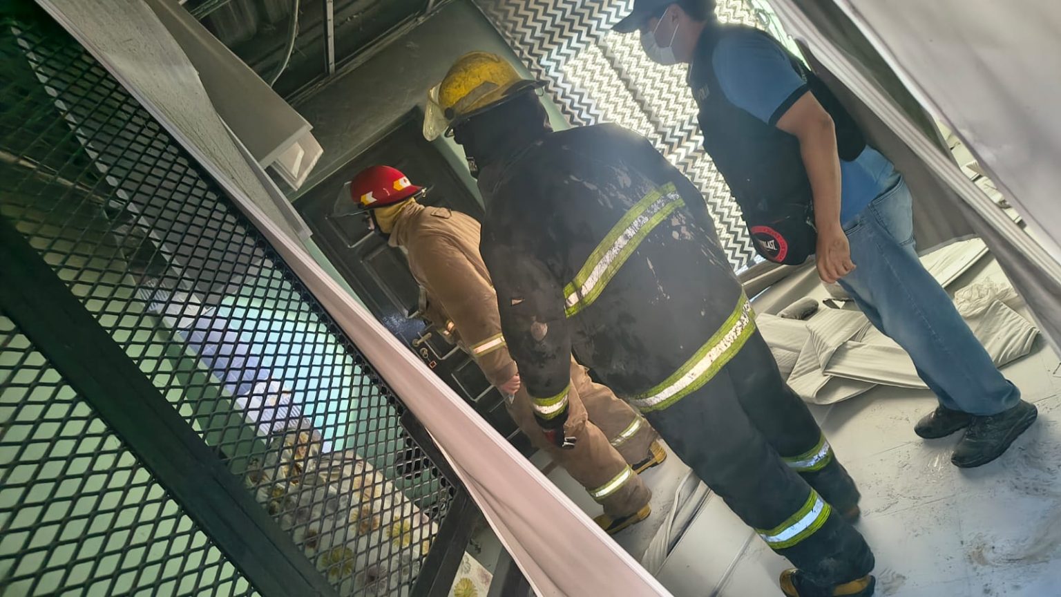 Policías y Bomberos evitaron una tragedia al rescatar de un incendio a dos adultos mayores