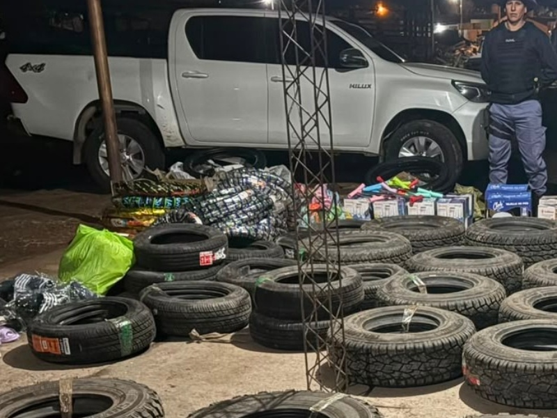 Lo demoraron por supuesto contrabando de cubiertas: descubrieron que su camioneta era robada Lo demoraron por supuesto contrabando de cubiertas: descubrieron que su camioneta era robada