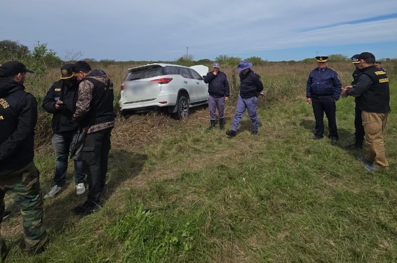 Tras un seguimiento, interceptaron dos camionetas robadas en la Ruta 11: hay dos detenidos Tras un seguimiento, interceptaron dos camionetas robadas en la Ruta 11: hay dos detenidos