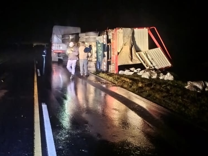 Por la lluvia, un camión que transportaba carbón vegetal volcó cerca de San Bernardo Por la lluvia, un camión que transportaba carbón vegetal volcó cerca de San Bernardo
