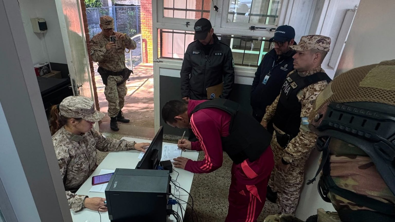 Trasladaron a un interno de la Unidad 7 para su expulsión del país: está imputado en una causa de narcotráfico