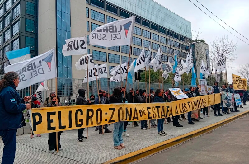 “Galperin usurero, Milei cómplice”: protesta en la puerta de Mercado Libre para denunciar tasas de interés de hasta 1300% “Galperin usurero, Milei cómplice”: protesta en la puerta de Mercado Libre para denunciar tasas de interés de hasta 1300%