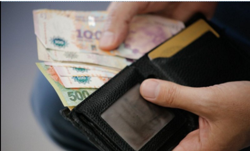 Los salarios registrados cayeron casi el doble si se miden con el IPC alternativo que no aplicó el Gobierno Los salarios registrados cayeron casi el doble si se miden con el IPC alternativo que no aplicó el Gobierno