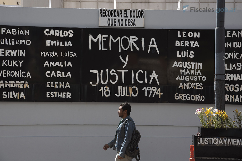 Causa AMIA: la Justicia sumó un nuevo acusado para que sea juzgado en ausencia por el atentado Causa AMIA: la Justicia sumó un nuevo acusado para que sea juzgado en ausencia por el atentado