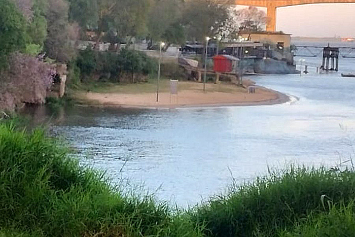 Imponente crecida del Paraná en la ribera de la capital de Corrientes Imponente crecida del Paraná en la ribera de la capital de Corrientes