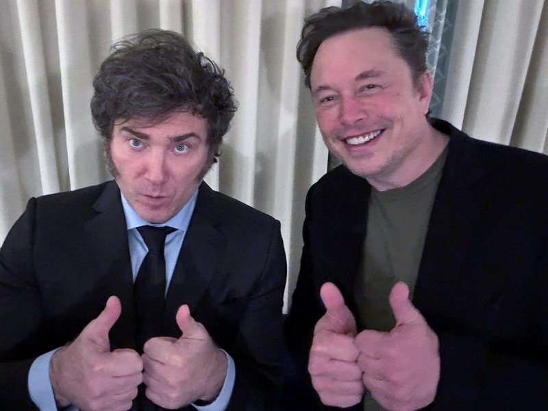 Milei entregó la conectividad de 6000 escuelas rurales a Elon Musk Milei entregó la conectividad de 6000 escuelas rurales a Elon Musk