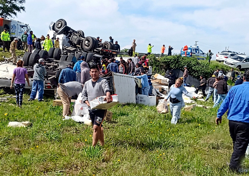Entre Ríos: volcó un camión en la Ruta 14 y vecinos saquearon la carga Entre Ríos: volcó un camión en la Ruta 14 y vecinos saquearon la carga