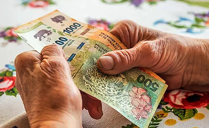 El Gobierno vuelve a congelar el bono a jubilados: cuánto perdió frente a la inflación El Gobierno vuelve a congelar el bono a jubilados: cuánto perdió frente a la inflación