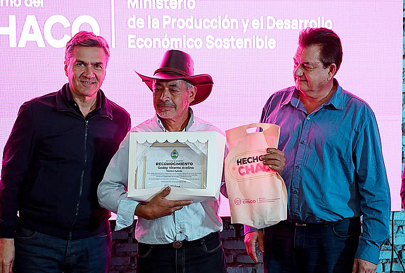 En Miraflores, Zdero destacó el potencial de la apicultura chaqueña y la apertura de nuevos mercados En Miraflores, Zdero destacó el potencial de la apicultura chaqueña y la apertura de nuevos mercados