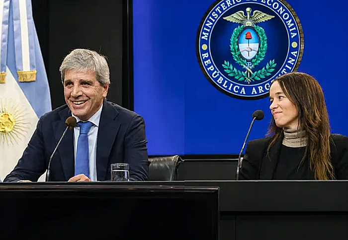 Voceros del Plan Colchón: ‘Toto’ Caputo y María Ibarzábal tienen el 95% de sus ahorros en el exterior Voceros del Plan Colchón: ‘Toto’ Caputo y María Ibarzábal tienen el 95% de sus ahorros en el exterior