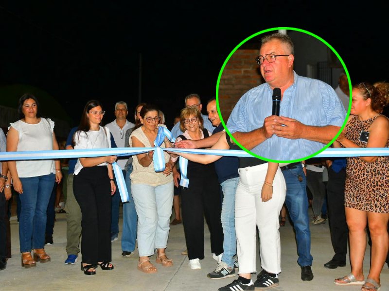 Junto a vecinos se realizó la habilitación oficial de 5 cuadras de pavimento urbano en Castelli Junto a vecinos se realizó la habilitación oficial de 5 cuadras de pavimento urbano en Castelli