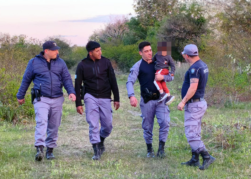 Policías encontraron sano y salvo a un niño de dos años que había desaparecido Policías encontraron sano y salvo a un niño de dos años que había desaparecido