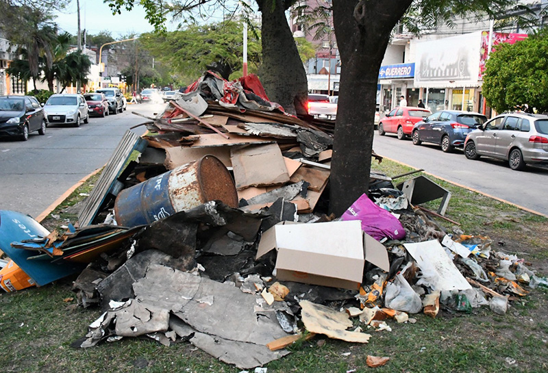 Multa y retiro de gran cantidad de residuos depositados en pleno centro de Resistencia Multa y retiro de gran cantidad de residuos depositados en pleno centro de Resistencia