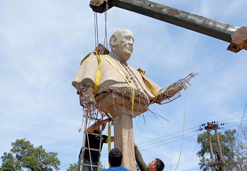 Comenzó el emplazamiento de la escultura del Papa Francisco en uno de los accesos a Sáenz Peña Comenzó el emplazamiento de la escultura del Papa Francisco en uno de los accesos a Sáenz Peña