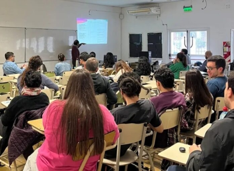 Tesis y tesistas: dos jornadas para compartir preguntas y experiencias sobre Comunicación Social Tesis y tesistas: dos jornadas para compartir preguntas y experiencias sobre Comunicación Social