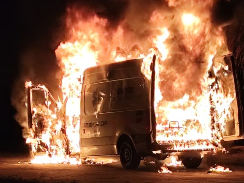 Ambulancia del hospital de Concepción del Bermejo quedó destruida tras incendiarse por completo Ambulancia del hospital de Concepción del Bermejo quedó destruida tras incendiarse por completo