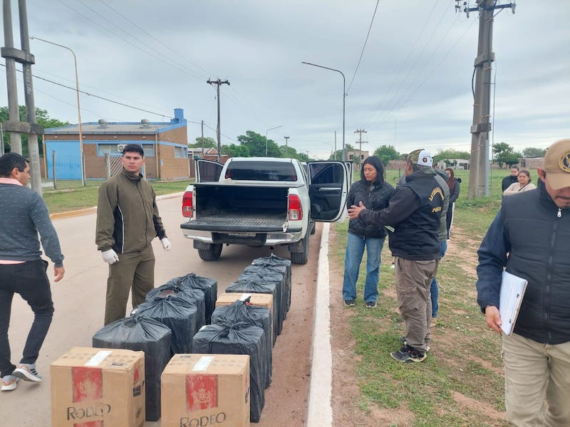 Intentaron evadir un control y les secuestraron 650 brezas de cigarrillos y más de millones Intentaron evadir un control y les secuestraron 650 brezas de cigarrillos y más de millones