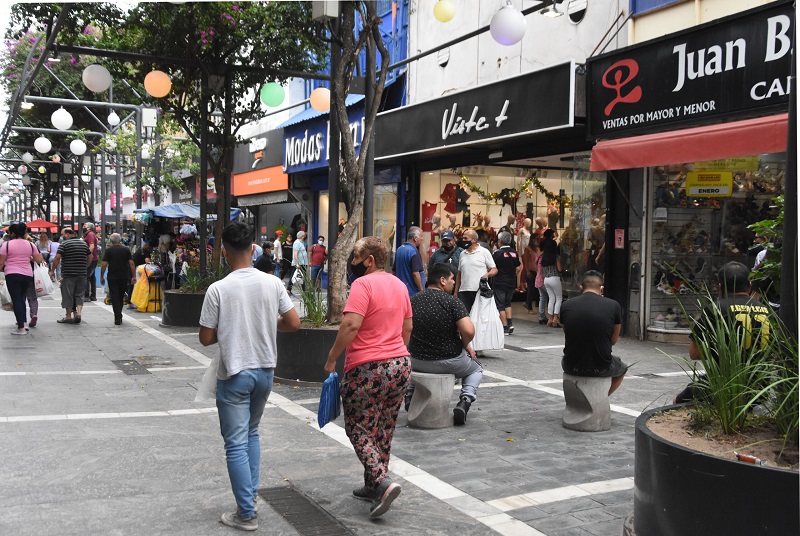 El consumo privado bajó 0,6% en agosto y registró su novena caída interanual consecutiva El consumo privado bajó 0,6% en agosto y registró su novena caída interanual consecutiva