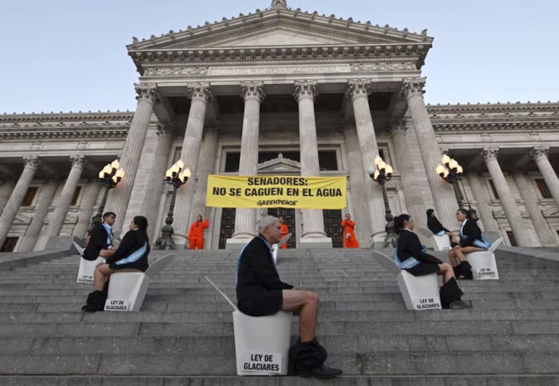 Apelaron el procesamiento de 12 activistas de Greenpeace por una protesta contra la Ley de Glaciares Apelaron el procesamiento de 12 activistas de Greenpeace por una protesta contra la Ley de Glaciares