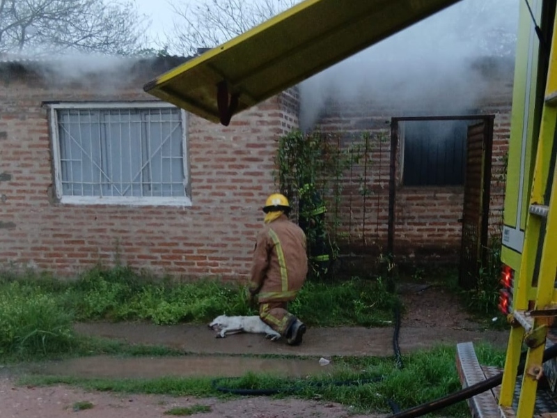 Bomberos intervinieron en el incendio de una vivienda en Sáenz Peña Bomberos intervinieron en el incendio de una vivienda en Sáenz Peña