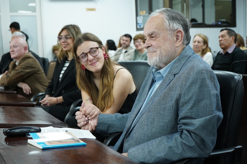 El Parlamento homenajeó a Mempo Giardinelli por su trayectoria y aporte a la cultura: “Tengo mucho que agradecer, me declaro conmovido” El Parlamento homenajeó a Mempo Giardinelli por su trayectoria y aporte a la cultura: “Tengo mucho que agradecer, me declaro conmovido”