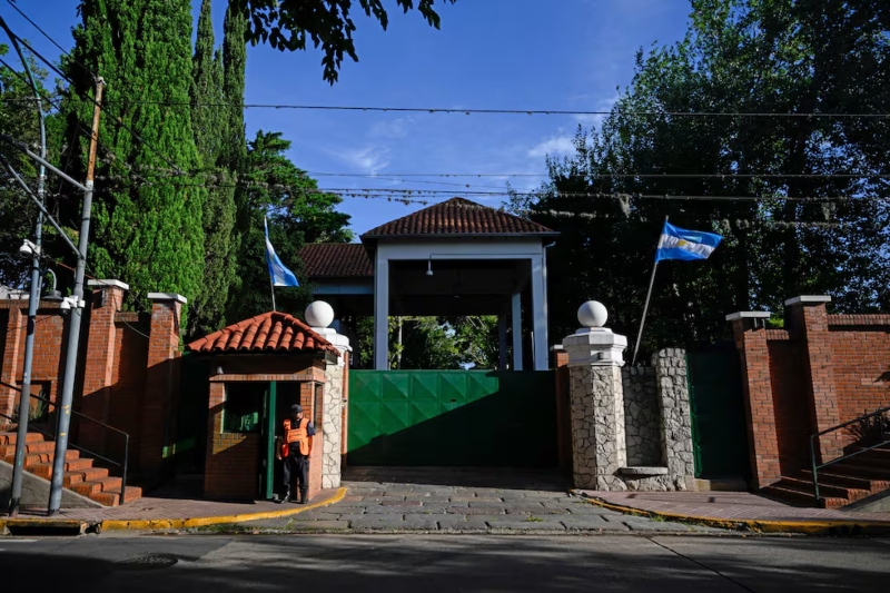 Despidos masivos en la Quinta de Olivos: Milei desplazó al personal civil Despidos masivos en la Quinta de Olivos: Milei desplazó al personal civil