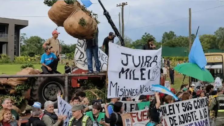 “Fuera, Milei”, así recibieron al presidente en Misiones: repudio y tractorazo “Fuera, Milei”, así recibieron al presidente en Misiones: repudio y tractorazo