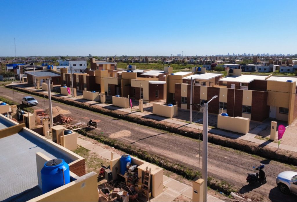 El Ipduv realiza un operativo de adjudicación y atención a familias del Barrio Plan 216 en Castelli El Ipduv realiza un operativo de adjudicación y atención a familias del Barrio Plan 216 en Castelli