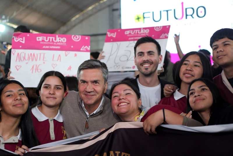 “El mérito se premia y Chaco está cambiando”, afirmó Zdero en el lanzamiento del programa +Futuro en Plaza “El mérito se premia y Chaco está cambiando”, afirmó Zdero en el lanzamiento del programa +Futuro en Plaza