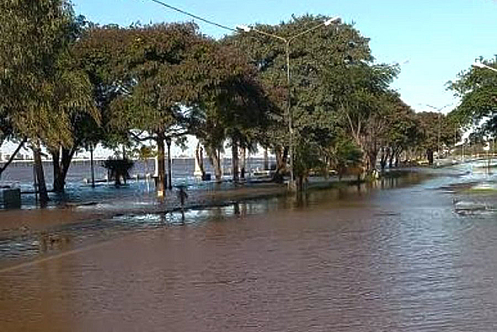 Paso de los Libres superó el nivel de alerta y hay familias evacuadas Paso de los Libres superó el nivel de alerta y hay familias evacuadas