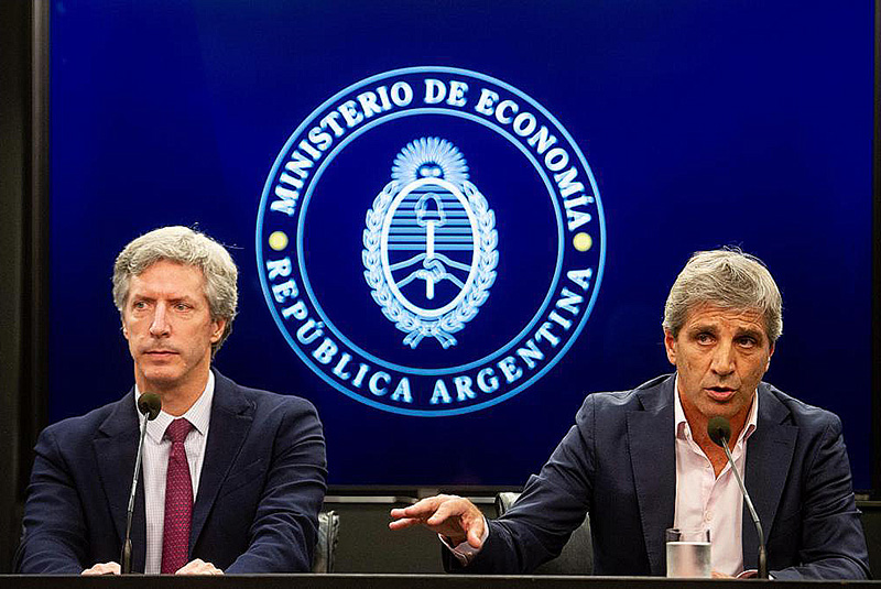 Denunciaron penalmente a Caputo y Bausili por la timba con el oro que reveló la AGN Denunciaron penalmente a Caputo y Bausili por la timba con el oro que reveló la AGN