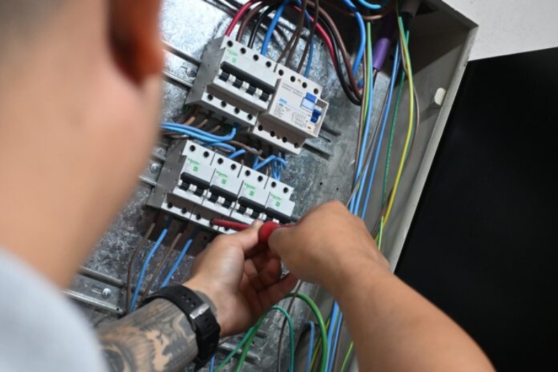 La UNNE lanzó un curso de capacitación en Electricidad para aprender sobre instalaciones domiciliarias La UNNE lanzó un curso de capacitación en Electricidad para aprender sobre instalaciones domiciliarias