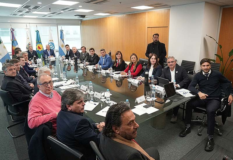 Gobernadores y Santilli compartirán cumbre para discutir sobre puertos, rutas, minería y Vaca Muerta Gobernadores y Santilli compartirán cumbre para discutir sobre puertos, rutas, minería y Vaca Muerta