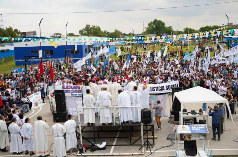 Movimientos populares argentinos entregarán un documento al Papa en reclamo de trabajo, casa y tierra Movimientos populares argentinos entregarán un documento al Papa en reclamo de trabajo, casa y tierra