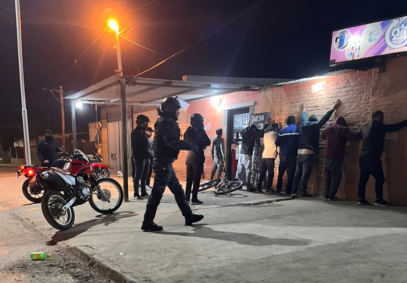 Sáenz Peña: 12 detenidos, entre ellos un niño; por beber en la vía pública y cobrar peaje Sáenz Peña: 12 detenidos, entre ellos un niño; por beber en la vía pública y cobrar peaje