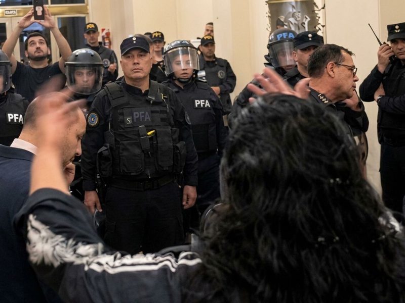 Estudiantes universitarios tomaron la Secretaría de Educación y fueron desalojados por la policía Estudiantes universitarios tomaron la Secretaría de Educación y fueron desalojados por la policía