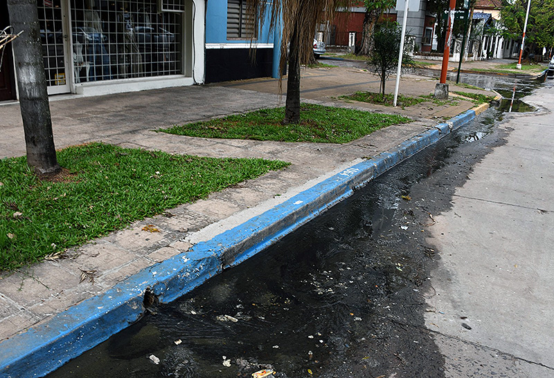 Multaron a un local en alquiler por el arrojo de aguas servidas a la vía pública Multaron a un local en alquiler por el arrojo de aguas servidas a la vía pública