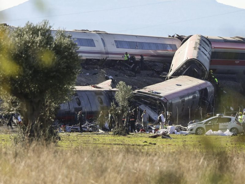 Tragedia ferroviaria en España: al menos 60 muertos tras el choque de dos trenes de alta velocidad en Toledo Tragedia ferroviaria en España: al menos 60 muertos tras el choque de dos trenes de alta velocidad en Toledo