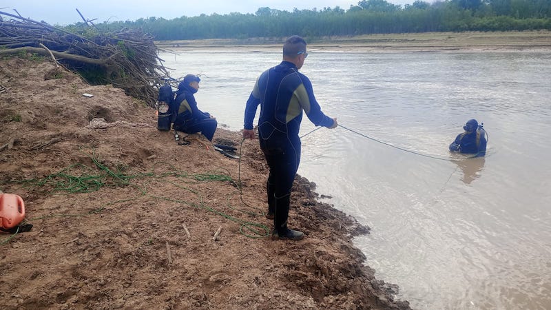 Rastrillaron el río Bermejo para encontrar a un hombre que desapareció tras darse vuelta una embarcación Rastrillaron el río Bermejo para encontrar a un hombre que desapareció tras darse vuelta una embarcación