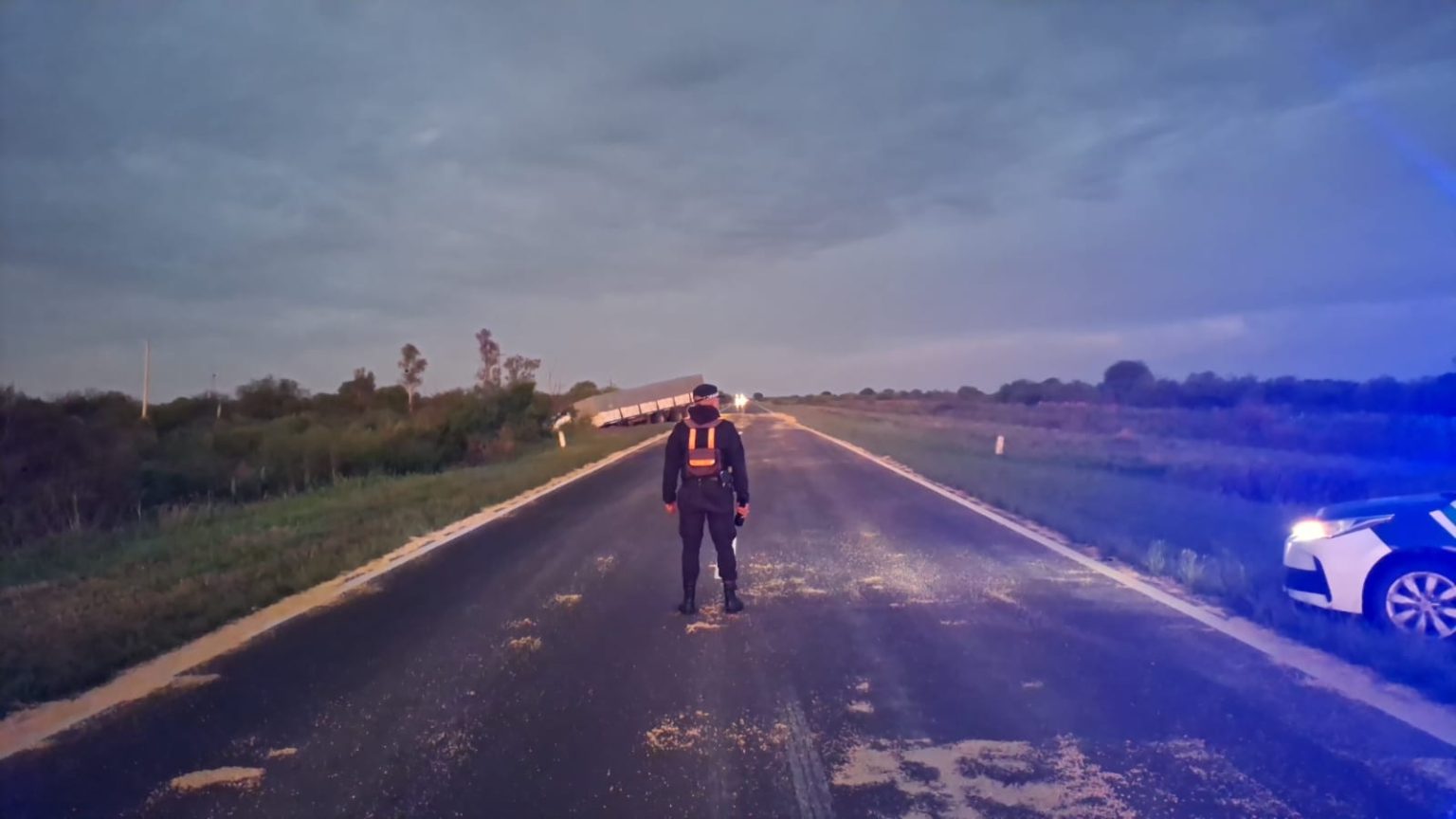 Chocaron dos camiones sobre la ruta 16 y la carga volcada obligó a interrumpir parcialmente el tránsito Chocaron dos camiones sobre la ruta 16 y la carga volcada obligó a interrumpir parcialmente el tránsito