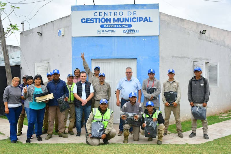 El intendente Pío Sander entregó indumentaria de trabajo al personal municipal El intendente Pío Sander entregó indumentaria de trabajo al personal municipal