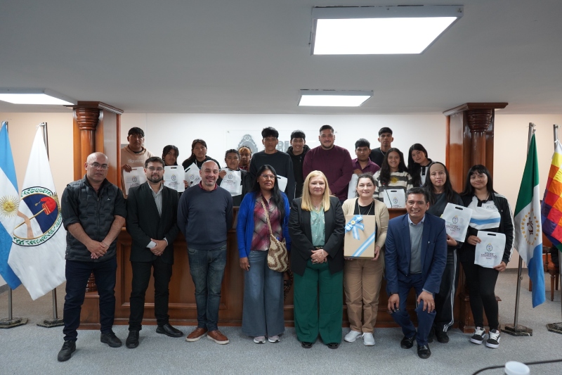 Delgado recibió a estudiantes de la Escuela Bilingüe Indígena Nº 3 de Bermejito y destacó la importancia de generar oportunidades educativas Delgado recibió a estudiantes de la Escuela Bilingüe Indígena Nº 3 de Bermejito y destacó la importancia de generar oportunidades educativas