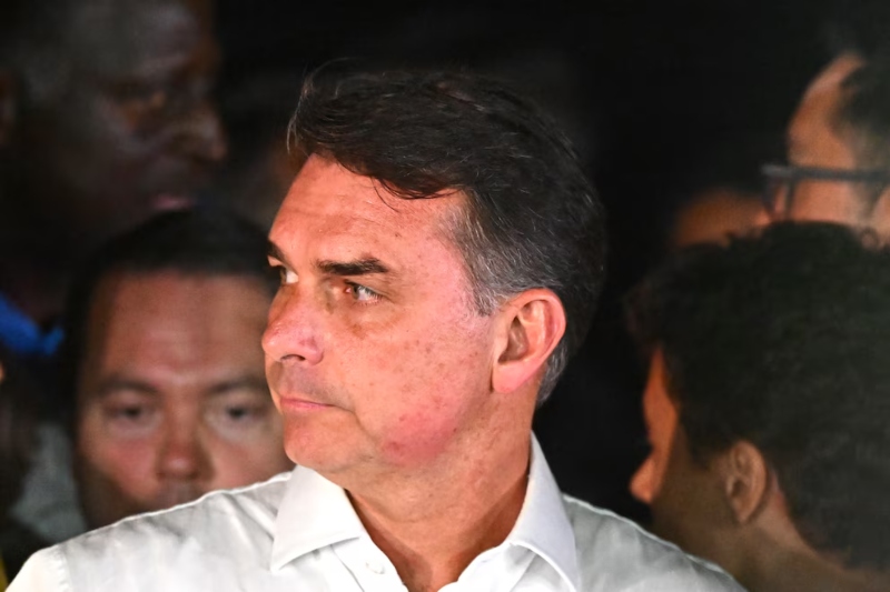 La Justicia de Brasil le prohibió salir del país a Flavio Bolsonaro y ordenó la entrega de sus pasaportes La Justicia de Brasil le prohibió salir del país a Flavio Bolsonaro y ordenó la entrega de sus pasaportes