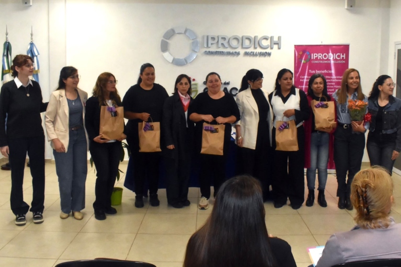 IPRODICH entregó certificados a odontólogos capacitados en lengua de señas para fortalecer la atención inclusiva IPRODICH entregó certificados a odontólogos capacitados en lengua de señas para fortalecer la atención inclusiva