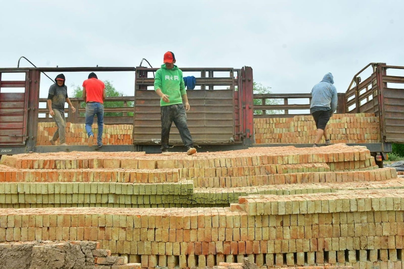 Las primeras cargas de ladrillos castelenses se despacharon desde el Parque Ladrillero con destino a Formosa Las primeras cargas de ladrillos castelenses se despacharon desde el Parque Ladrillero con destino a Formosa