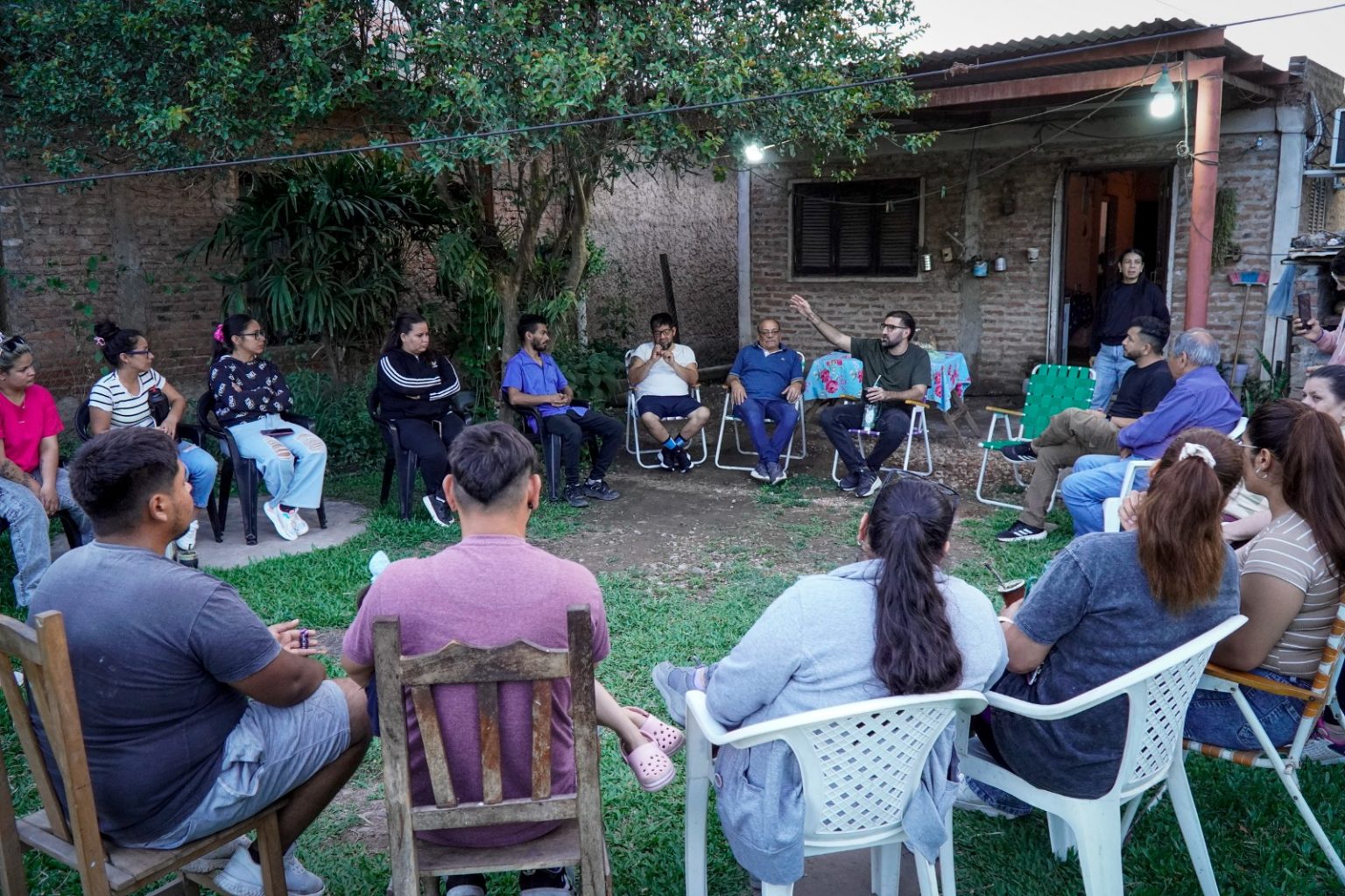 Moser inició una recorrida por barrios de Resistencia: “Hay que escuchar a los vecinos y trabajar en soluciones” Moser inició una recorrida por barrios de Resistencia: “Hay que escuchar a los vecinos y trabajar en soluciones”