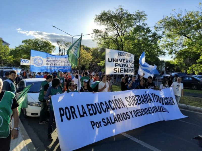 Con masiva convocatoria en Resistencia y Corrientes, la UNNE se hizo escuchar en la quinta marcha federal universitaria Con masiva convocatoria en Resistencia y Corrientes, la UNNE se hizo escuchar en la quinta marcha federal universitaria